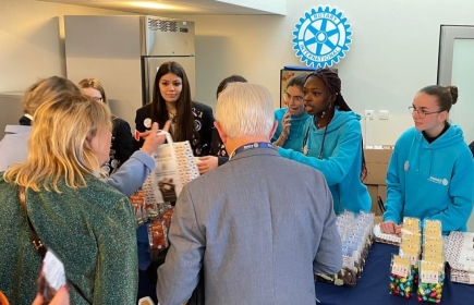 Vente de chocolats par l'Interact Club de Quimper-Odet